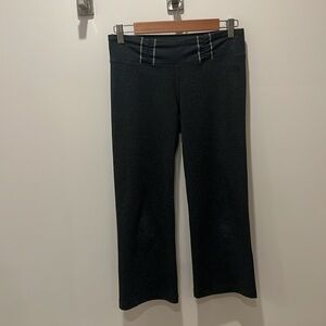 The North Face Women's Dark Gray Capris. Very gently used. Size S.